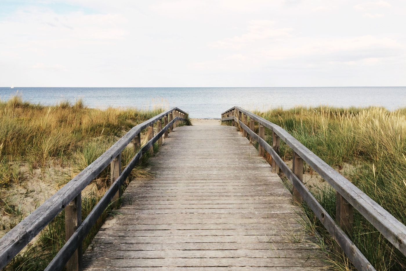 passerelle de bois allant vers la mer